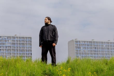 Deniz Kiy fremmaner på overbevisende vis nogle forskellige hverdage og livsvilkår og ikke mindst nogle hårdt prøvede bevidstheder.