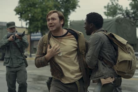 Ray (Cooper Hoffman) og Peter (David Jonsson) kæmper for at overleve en udmattende march i Francis Lawrences ’The Long Walk’.