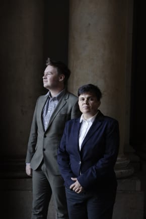 »Ruslands interesse i at destabilisere de demokratiske institutioner i EU går gennem minoriteter og LGBT+-gruppers rettigheder,« forklarer den bulgarske advokat Denitsa Lyubenova (t.h.). Hun kæmper ligesom belgiske Rémy Bonny (t.v.) for LGBT+-rettigheder i Europa.