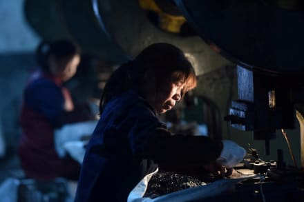 Fabriksarbejder, som producerer metaldele til møbler på en fabrik i Hangzhou provinsen, i Kina den 30. april 2020.