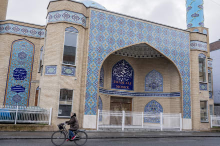 Højreradikale, indvandrerkritiske aktivister klatrede den 18. juli op på Imam Ali-moské med røgbomber og gule veste.
