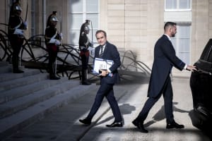 Den franske premierminister, Sébastien Lecornu, har brug for de socialistiske medlemmer af Nationalforsamlingen og Senatet for at få en finanslov gennemført.
