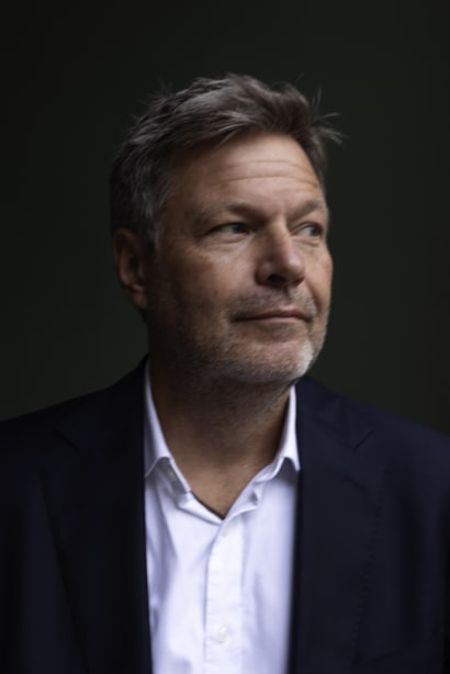 Det tyske miljøpartis ikon og tidligere vicekansler forsøgte i 15 år at gøre grøn politik mainstream. Nu er det afgørende, at europæerne og den demokratiske midte holder sammen, siger han