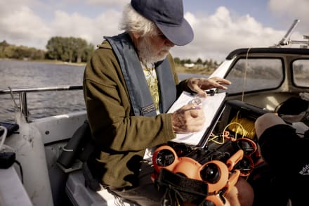 Når 77-årige Jan Henningsen tager prøver af havet og billeder af havbunden, bliver hver optagelse og prøve gemt og noteret med dato og GPS-koordinater.