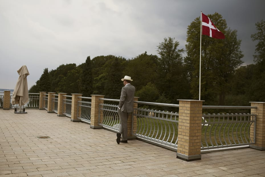 Morten Messerschmidt vover at kombinere sit beige outfit med en hat, tit hvid. »Her dypper jeg mit hoved i den dybeste respekt,« skriver Matthias Dressler-Bredsdorff.