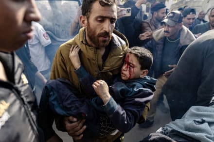 En såret dreng bliver fragtet til et hospital i Gaza by. Det er over to måneder siden, at Israel lukkede for al tilgang af mad, medicin og nødhjælp til Gaza.