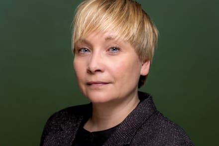 For at gøre sin roman ironisk underholdende, altså rigtig »sjov«, har Kristina Nya Glaffey gjort sin hovedperson overdrevet »dum« og menneskefjendsk, skriver Erik Skyum-Nielsen.