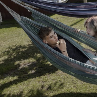 På ferielejren med Ungdommens Røde Kors kan de unge sænke skuldrene og få en pause fra en svær hverdag