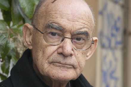 Prisen for at blive reddet, skriver Jean-Luc Nancy, er at blive et objekt for lægevidenskaben: Jeg må hele tiden måles, kontrolleres og testes, skriver han.