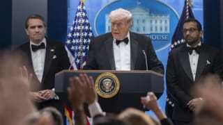 Trump evakueret fra scenen efter skud under korrespondentmiddag i Det Hvide Hus