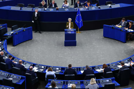 »Det, der sker i Gaza, har rystet verdens samvittighed. Mennesker, der bliver dræbt, mens de tigger om mad. Mødre, der holder livløse babyer i armene. Disse billeder er simpelthen katastrofale,« sagde kommissionsformand Ursula von der Leyen i sin tale om tilstanden i EU.