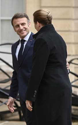 Mette Frederiksen og Emmanuel Macron ved præsidentens officielle bolig, Élyséepalæet.