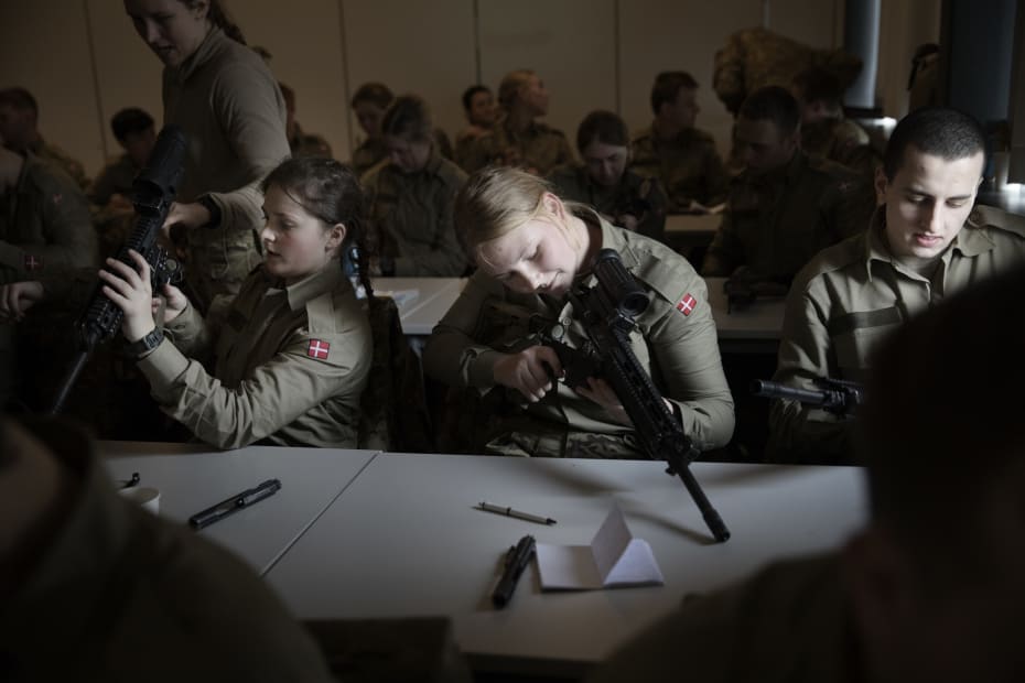 Kvindelige værnepligtige oplever af og til, at de skal præstere mere for at blive accepteret på lige fod med mændene og får at vide, at de bare kan sige op, hvis de ikke kan klare mosten. Her er vi på Slagelse Kaserne.