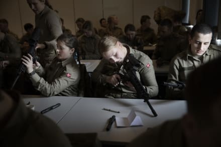 Kvindelige værnepligtige oplever af og til, at de skal præstere mere for at blive accepteret på lige fod med mændene og får at vide, at de bare kan sige op, hvis de ikke kan klare mosten. Her er vi på Slagelse Kaserne.