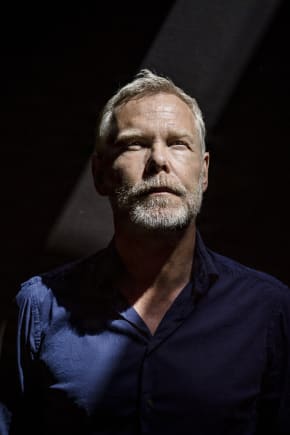 ’Svømmer’ er en selvstændig opfølger til Morten Kirkskovs roste og filmatiserede debut-roman ’Kapgang’ fra 2010, så flere bind kan nok ventes