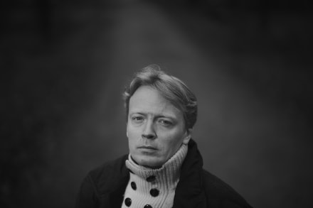 Hovedpersonen Lasse, der har mange ydre træk til fælles med Glenn Bech, står tilbage på perronen, mens debattoget kører. Hvor kører det hen? Tja, rundt i møllen én gang til.