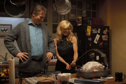 Frank Drebin Jr. (Liam Neeson) sammen med Beth Davenport (Pamela Anderson), som han falder for i komedien ’The Naked Gun’.