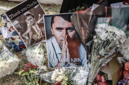 Charlie Kirk var influencer, podcastvært og stifter af den store, konservative ungdomsbevægelse Turning Point. Han blev skudt og dræbt den 10. september 2025.