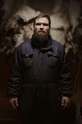 I snart to uger har Ulloriaq Kreutzmann forsøgt at komme afsted på moskusjagt med sin hundeslæde. Men sneen er blæst væk, og der er rigeligt at se til derhjemme – og nu er tiden ved at løbe ud.