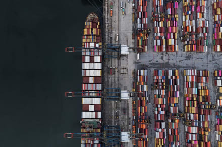 Donald Trump smækkede for nylig 50 procent straftold på Brasilien, fordi landet retsforfølger den den højreradikale tidligere præsident Jair Messias Bolsonaro. På billedet ligger en containerskib i havnen i Santos i Brasilien.