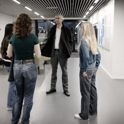 Børne- og undervisningsminister Mattias Tesfaye (S) på besøg på Vestskovens Gymnasium i Albertslund. Nu får han kritik for bevidst at gå uden om visse forskere, da han nedsatte Trivselskommissionen.