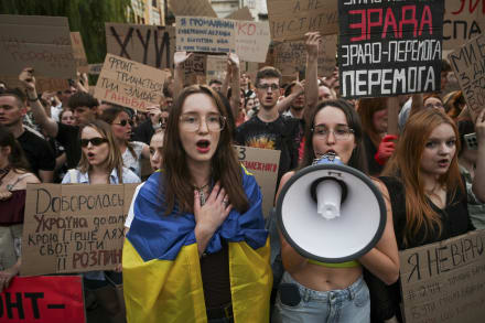 Ukrainere er gået på gaden i protest og synger nationalsangen for at demonstrere mod præsident Zelenskyjs stækkelse af antikorruptionsmyndighederne.