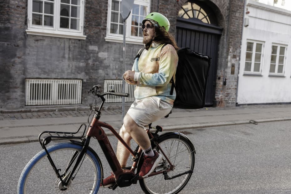 Wolt-bude og andre platformsarbejdere indtager det danske arbejdsmarked – og med dem et slagsmål om, hvorvidt budene er lønmodtagere eller selvstændige. Information er cyklet afsted med Wolt-buddet Adam Lipcsei for at blive klogere