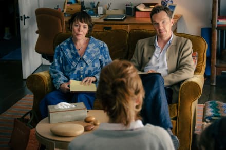 Ivy (Olivia Colman) og Theo (Benedict Cumberbatch) formår at chokere deres parterapeut i Jay Roachs ’The Roses’.