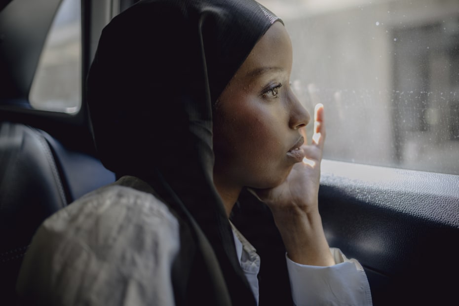 Faysa Idle skriver inde fra den svenske bandekonflikt, hun voksede op i. Hun er vred på de fraværende fædre og den æreskultur, de videregav til deres sønner. Hun er vred på de voksne, der kiggede væk, og på de medier, der var med til at gøre bandekriminelle til rapstjerner