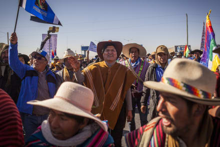 Da råvarepriserne faldt i 2013, og indtægterne fra naturgas slap op, tog Morales’ populistiske lederskab en autoritær drejning, der til forveksling lignede hans udemokratiske venstreorienterede kolleger i Ecuador og Venezuela.