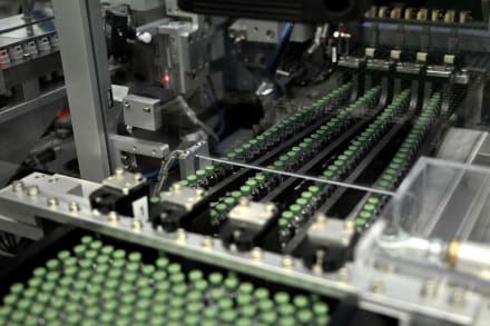 Novo Nordisks krise skyldes blandt andet øget konkurrence på markedet for diabetes- og vægttabsmedicin samt det faktum, at medicinalindustrien generelt har taget voldsomme overpriser for deres præparater.