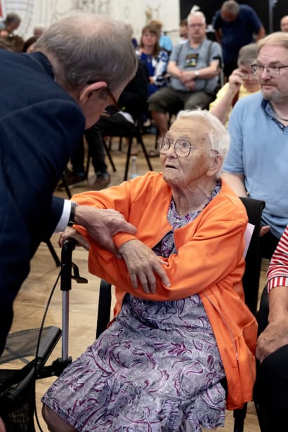I 2023 sagde daværende socialminister Pernille Rosenkrantz-Theil undskyld på statens vegne til de anbragte i særforsorgen. En af deltagerne i arrangementet var Regine Løhndorf, som her på billedet taler med Poul Nyrup Ramussen, hvis far selv var anbragt på Livø.
