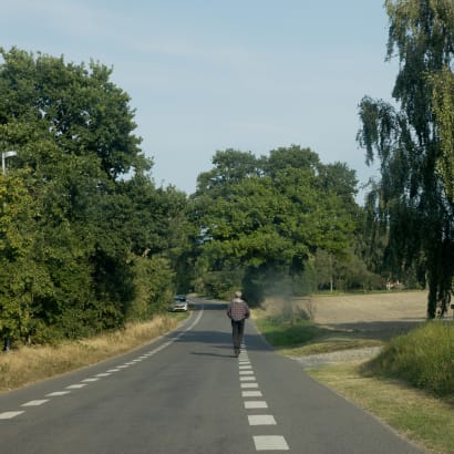 En ny roman af Thomas Boberg har sat sindene i kog på den lille ø Fejø. Nogle mener, forfatteren udleverer genkendelige folk på øen, andre at romanen sætter gang i en vigtig samtale om skjulte konflikter i lokalsamfundet. Vi er taget til Fejø for at blive klogere på konflikten