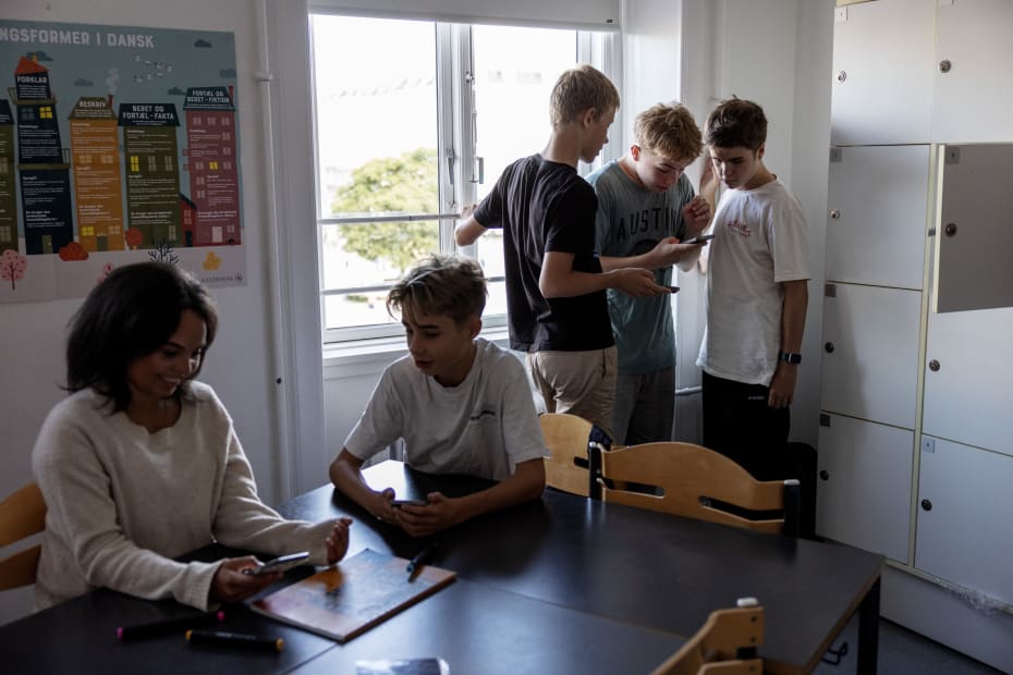 I 2010’erne blev bøgerne i høj grad erstattet af skærme i folkeskolen. Men nu er der heldigvis ved at komme en modreaktion.