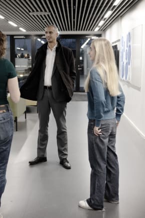 Børne- og undervisningsminister Mattias Tesfaye (S) på besøg på Vestskovens Gymnasium i Albertslund. Nu får han kritik for bevidst at gå uden om visse forskere, da han nedsatte Trivselskommissionen.