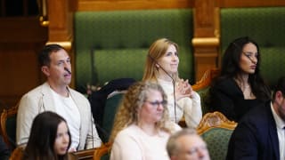 Det nye folketing er godkendt efter en times forsinkelse