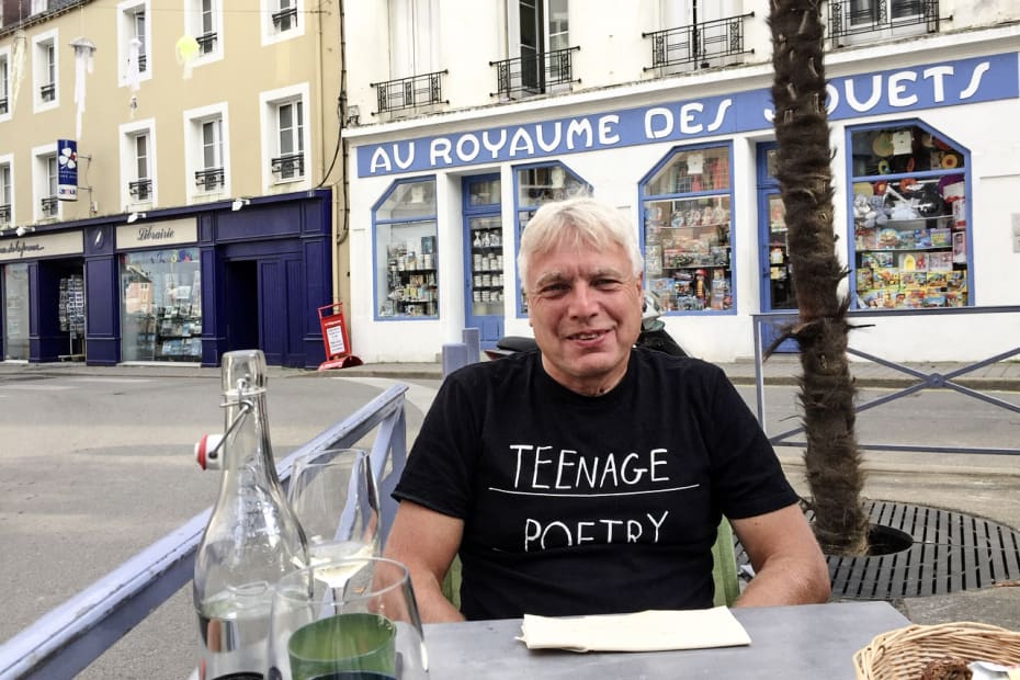 Alternativets leder, Uffe Elbæk, er igen i år på ferie på den franske Atlanterhavsø Belle-Île-en-Mer. Hans samvittighed over for klimaet har fået ham til at tage toget, selvom det har taget to dage.