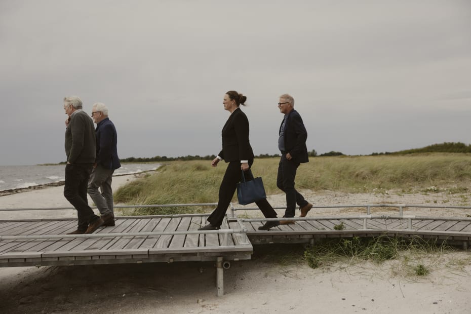 Borgmester Marie-Louise Brehm Nielsen inspicerer en bro på Sydlolland. Hun er selv vokset op i den lollandske landsby Sandby.