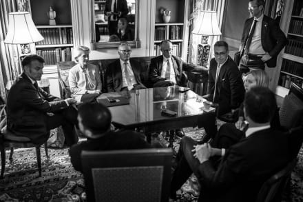 En række ledere fra EU besøgte sammen med Ukraines præsident Zelenskyj det Det Hvide Hus i sidste måned. Her venter de i biblioteket, mens Trump har en telefonsamtale med Putin