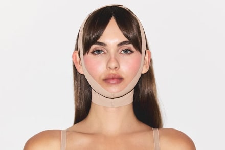 Kim Kardashians ansigtsmaske ligner bandagen efter en operation og samtidig noget helt andet: en glorie.