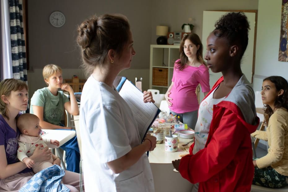 De belgiske Dardennebr&oslash;dre skildrer med vanlig empati fem teenagepiger p&aring; et center for unge socialt udsatte m&oslash;dre i &rsquo;Young Mothers&rsquo;.