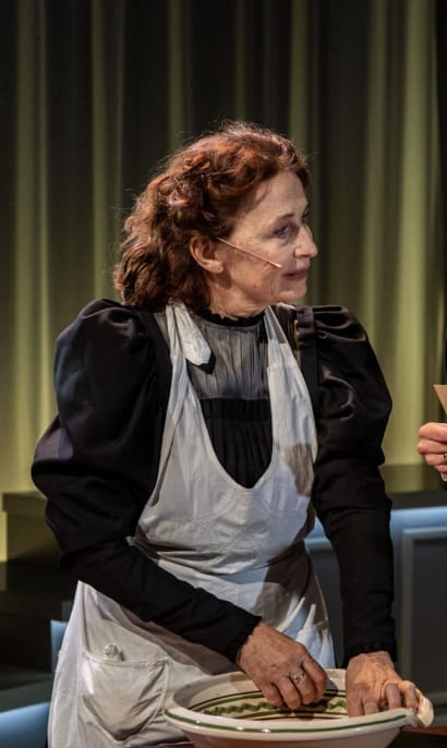 Bodil Jørgensen, Rikke Lylloff og Lars Mølsted i Frøken Jensens Kogebog på Randers Teater.
