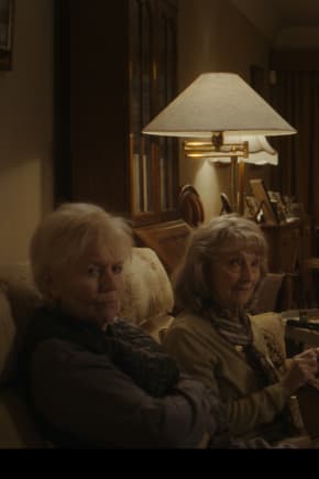 Forfatteren Edward (James McArdle) sammen med tre af de mødre, der gør livet svært for ham. Det er hans egen mor, Alma (Fionnula Flanagan), der sidder i stolen ved siden af ham.